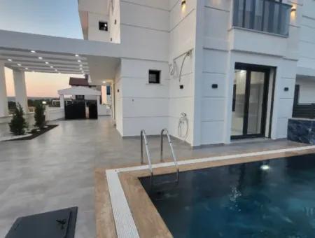 Villa For Sale In Altinkum, Didim 4 In 1 With Pool