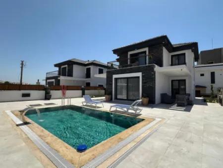 Didim Efeler'de 4+1 Full Eşyalı Havuz Müstakil Villa